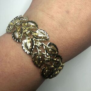 239 Vintage Coro 25mm Wide Etched Leaf Design Gold Tone Bracelet 7"